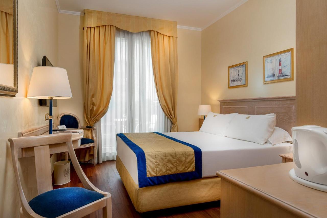 Hotel De Londres Rimini Bagian luar foto